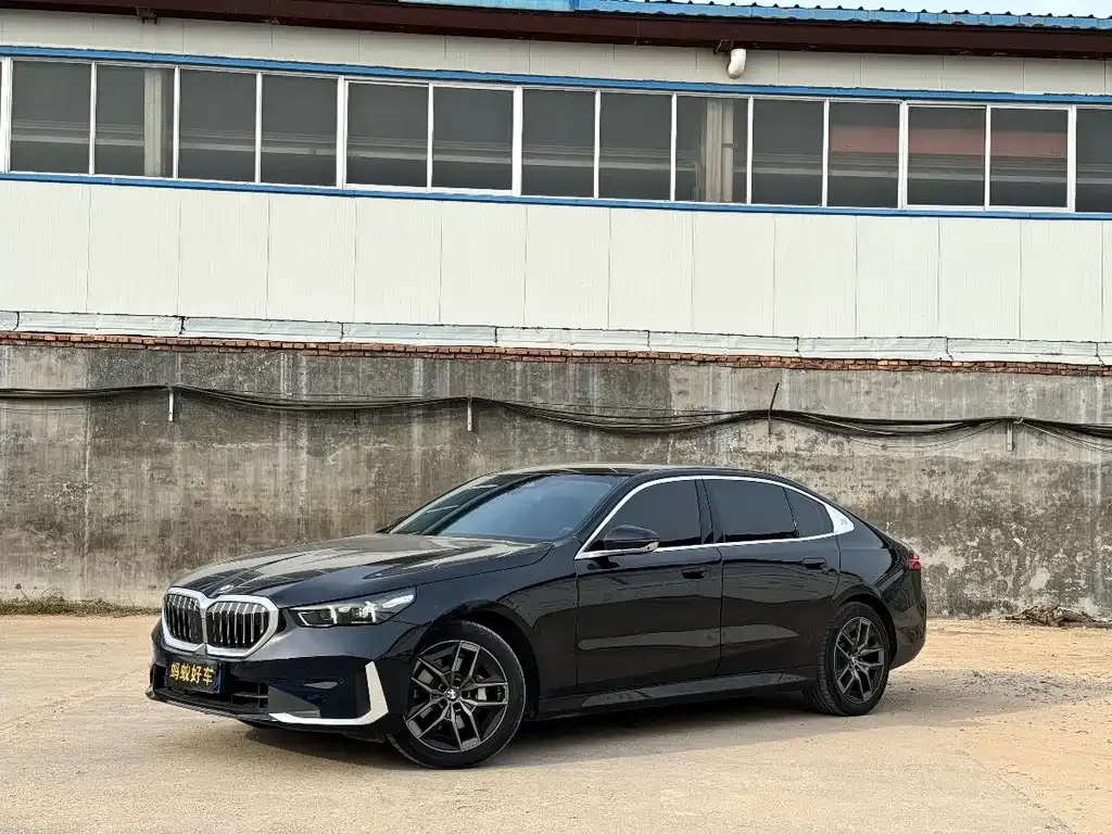 BMW 5 Series — фото 1