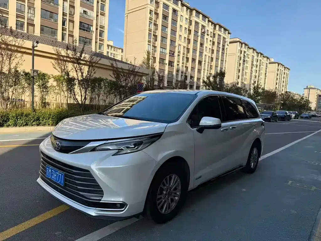 Toyota Sienna — фото 1