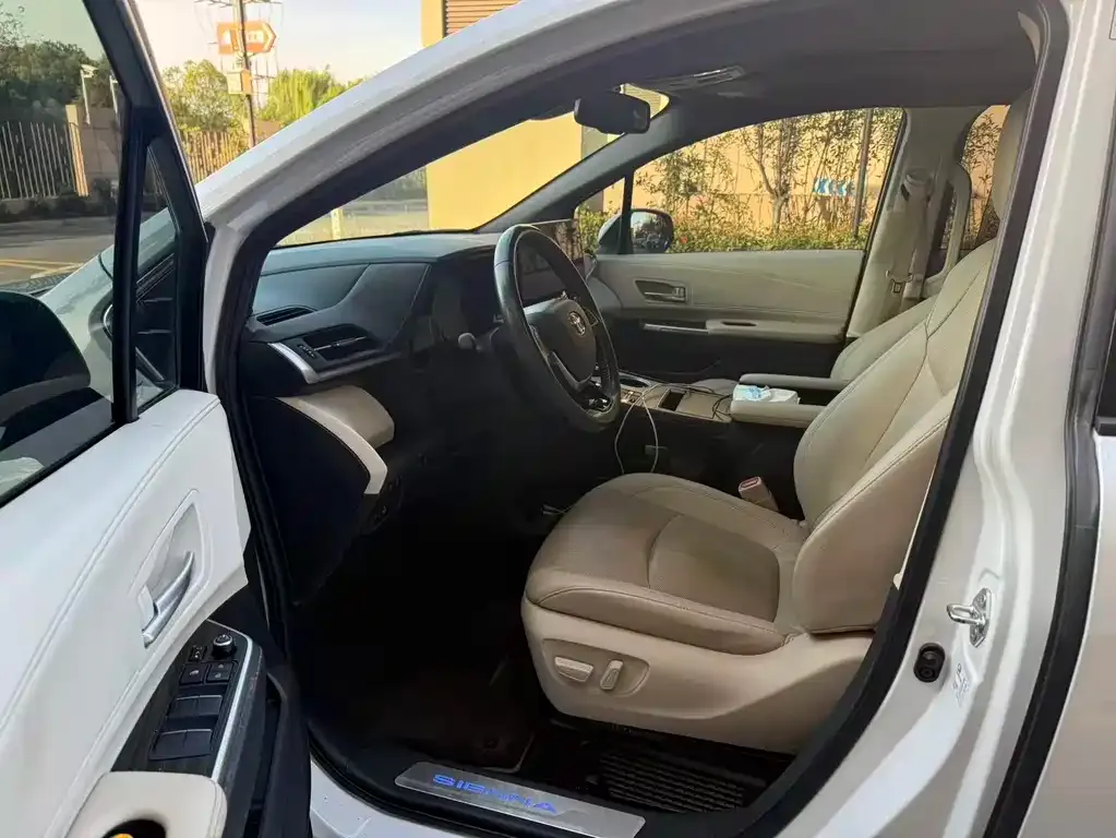 Toyota Sienna — фото 2