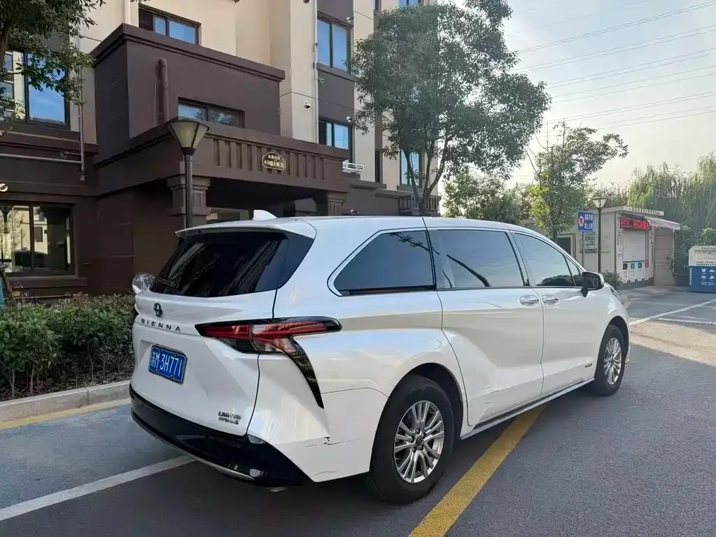 Toyota Sienna — фото 7