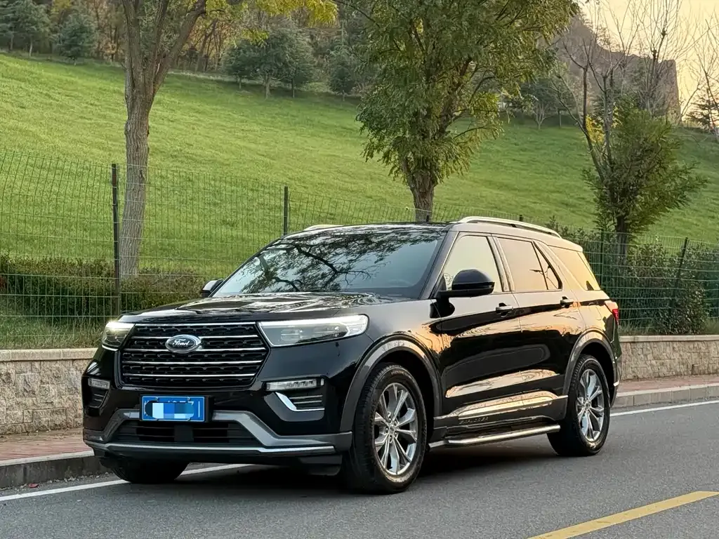 Ford Explorer — фото 1
