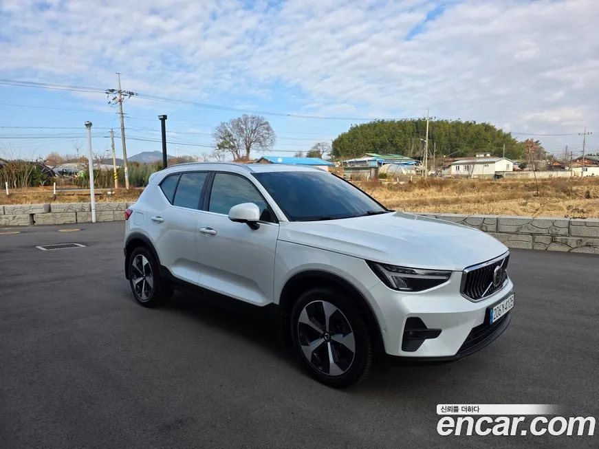 Volvo XC40 — фото 1