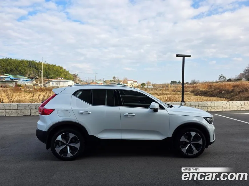 Volvo XC40 — фото 4