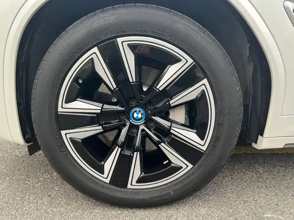 BMW iX3 — фото 10