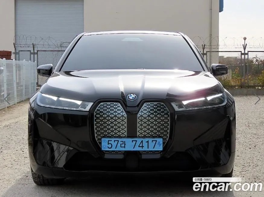 BMW iX — фото 1