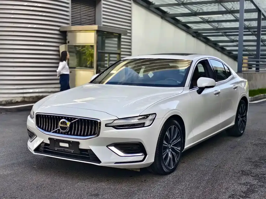 Volvo S60 — фото 1