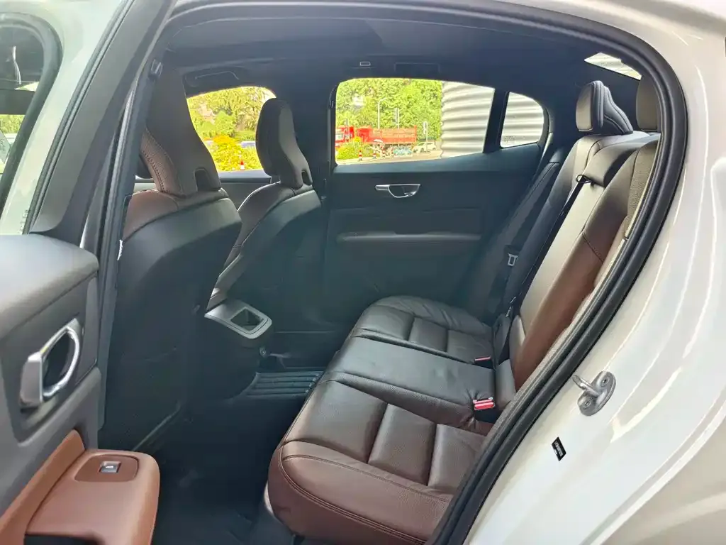 Volvo S60 — фото 10