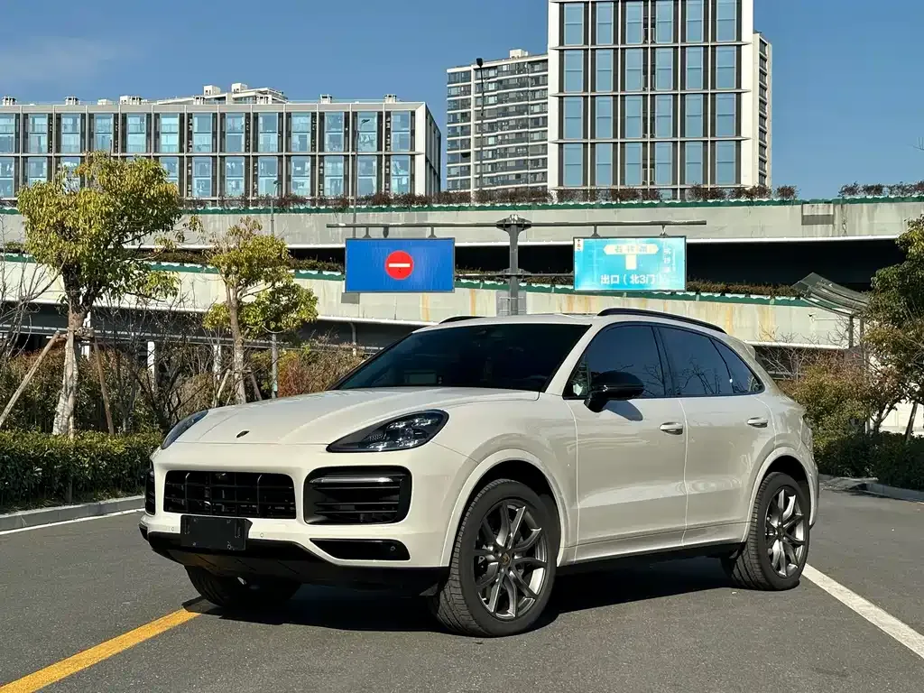 Porsche Cayenne — фото 1