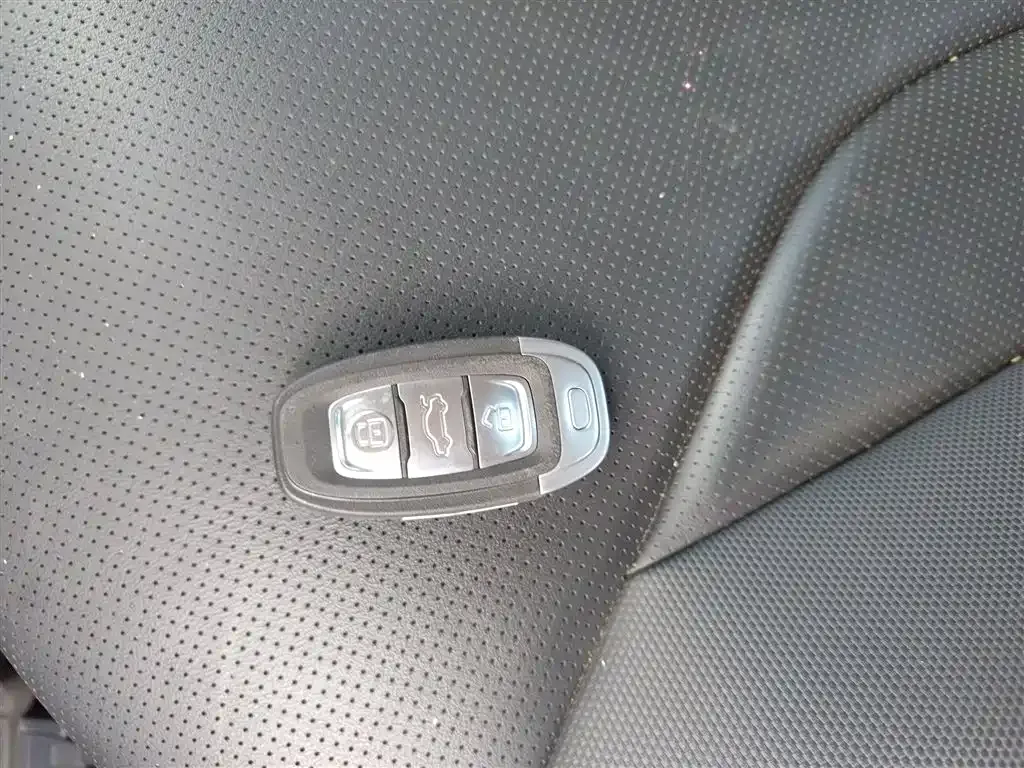 Hongqi E-QM5 — фото 9