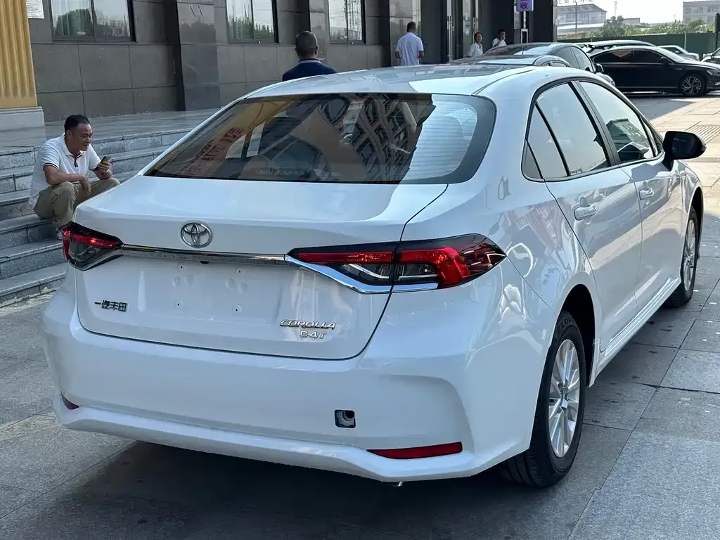 Toyota Corolla — фото 5