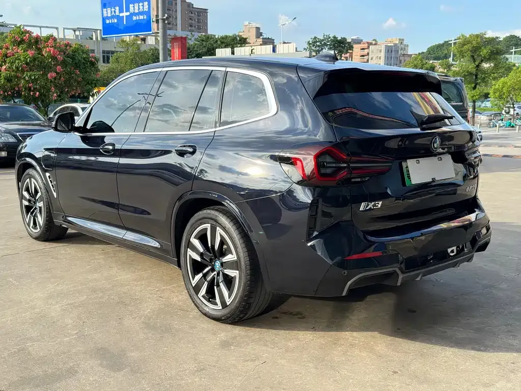 BMW iX3 — фото 10