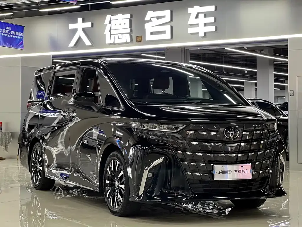 Toyota Alphard — фото 1