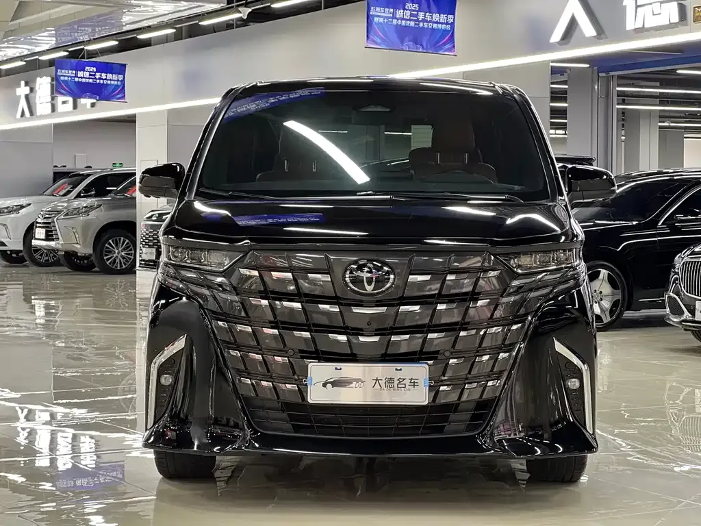 Toyota Alphard — фото 2