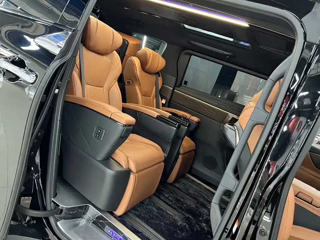 Toyota Alphard — фото 9