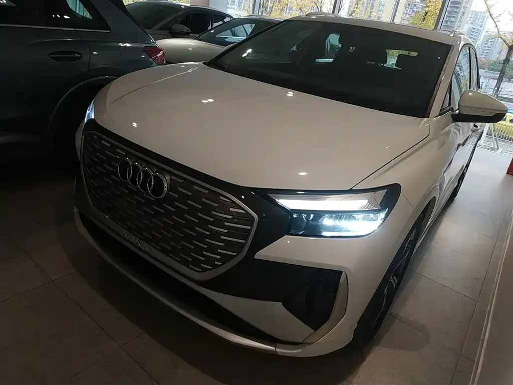Audi Q4 e-tron — фото 1