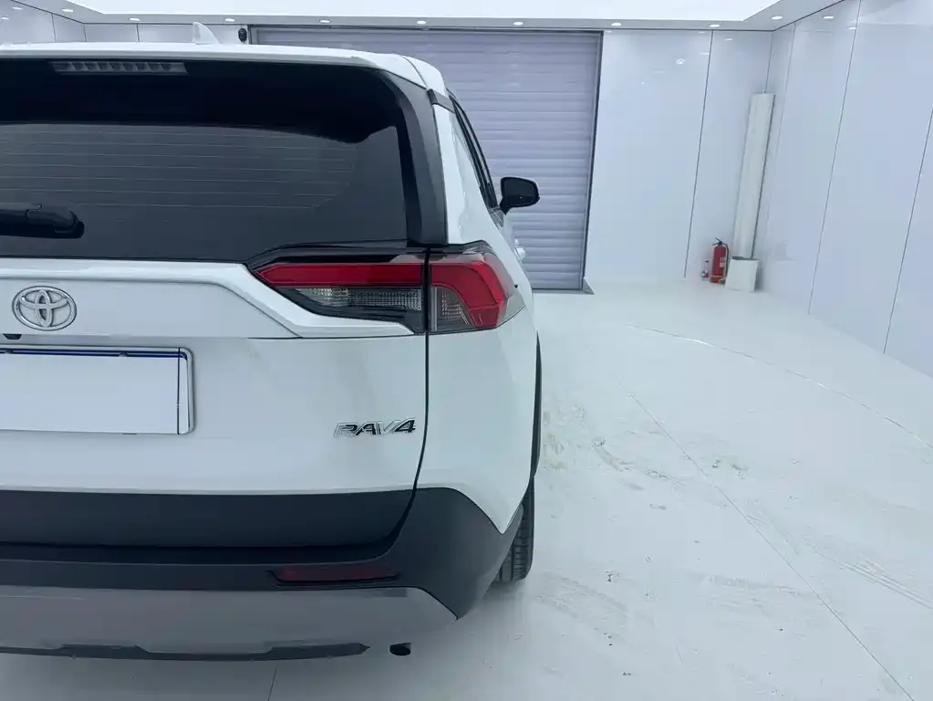 Toyota RAV4 — фото 10