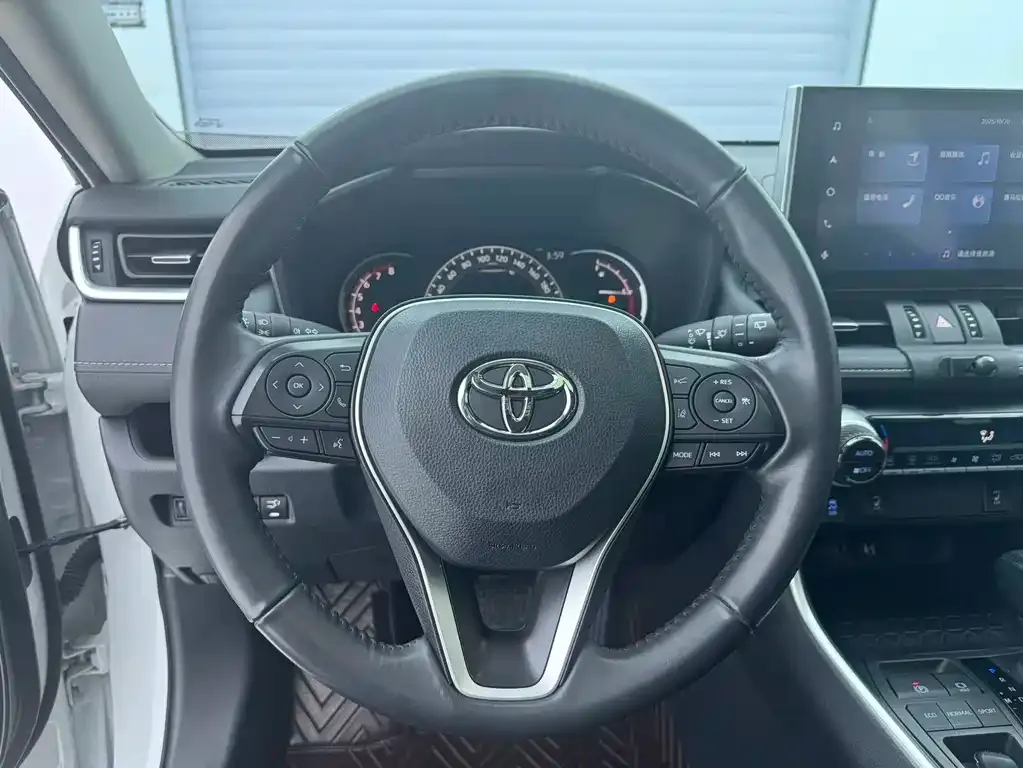 Toyota RAV4 — фото 5