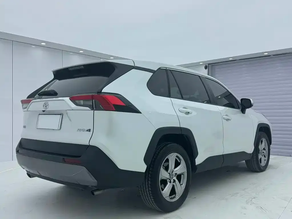 Toyota RAV4 — фото 7