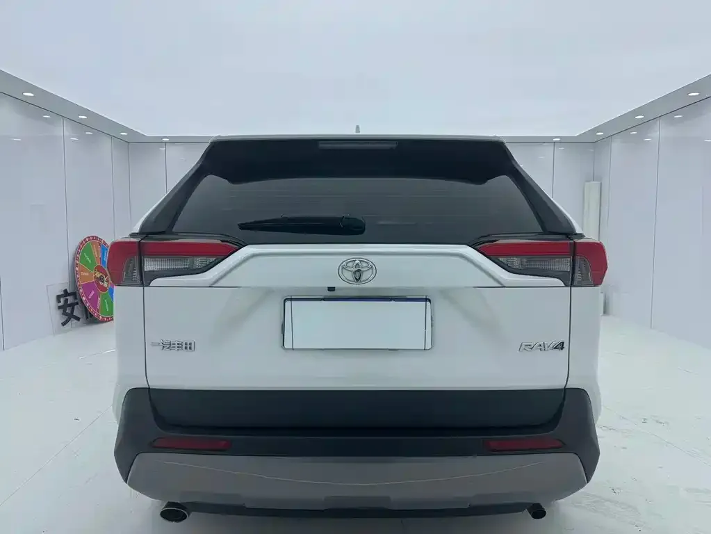 Toyota RAV4 — фото 8