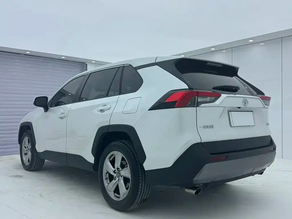 Toyota RAV4 — фото 9