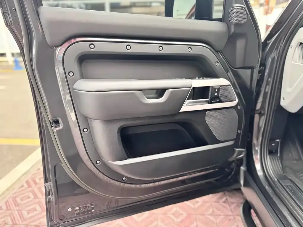 Land Rover Defender — фото 10