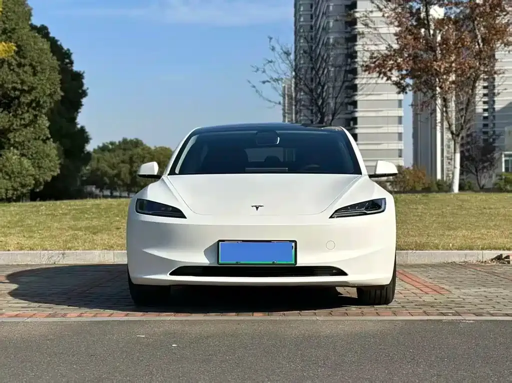 Tesla Model 3 — фото 1
