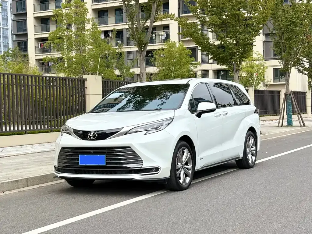 Toyota Sienna — фото 1
