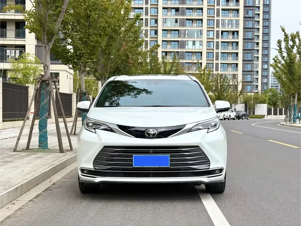 Toyota Sienna — фото 2