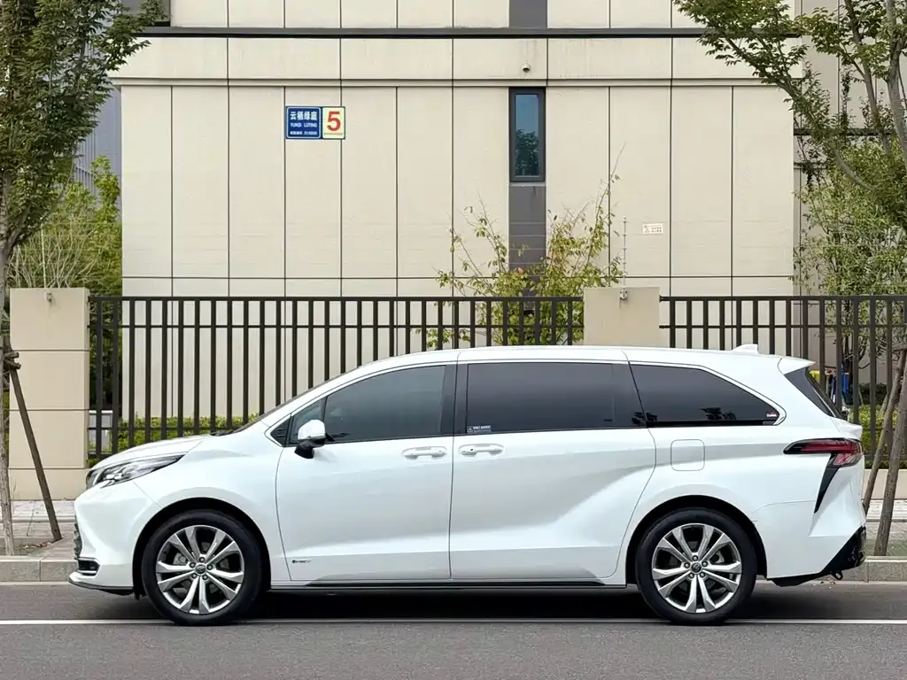 Toyota Sienna — фото 3