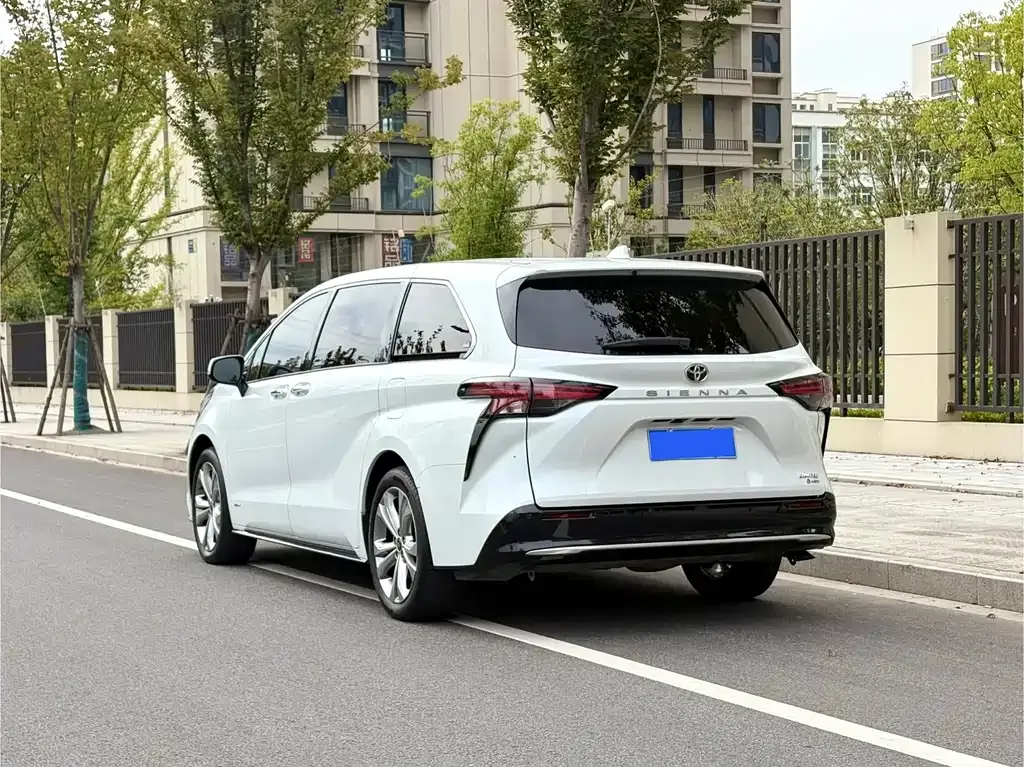 Toyota Sienna — фото 4