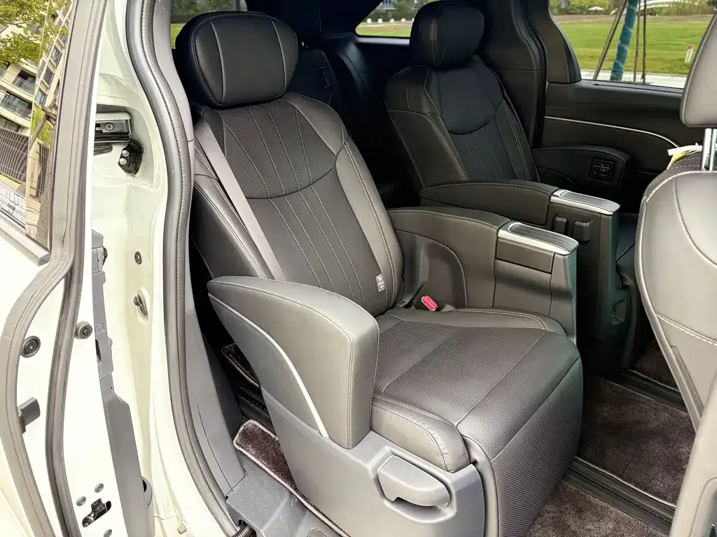 Toyota Sienna — фото 8