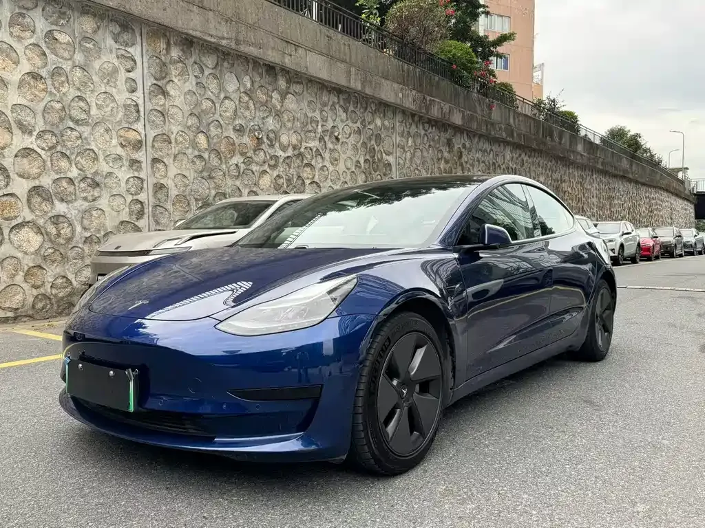 Tesla Model 3 — фото 1