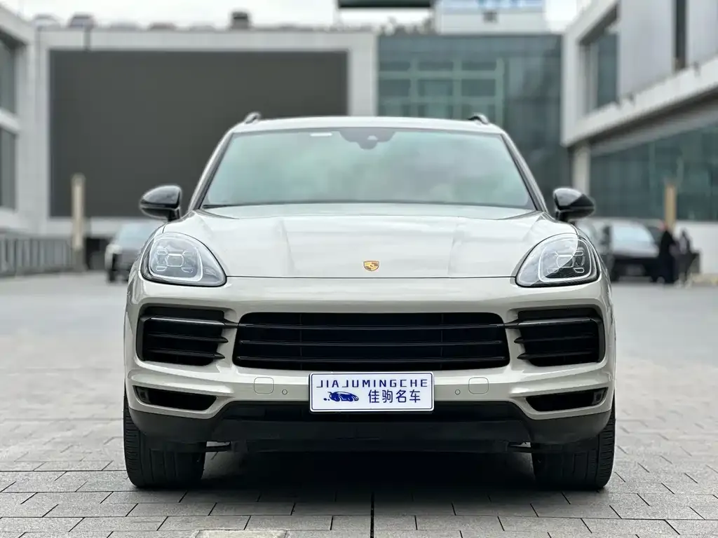 Porsche Cayenne — фото 1