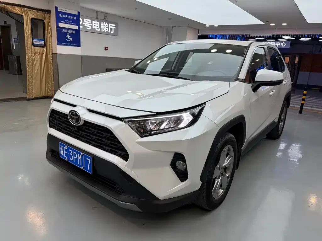 Toyota RAV4 — фото 1
