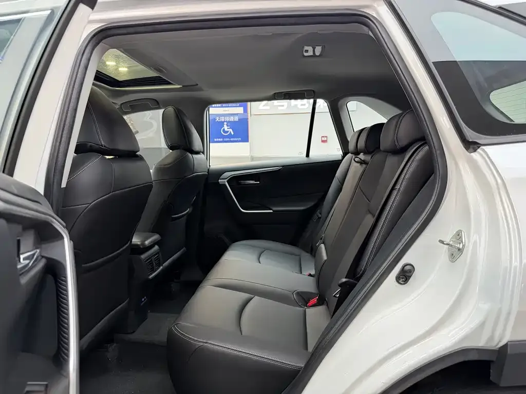 Toyota RAV4 — фото 10