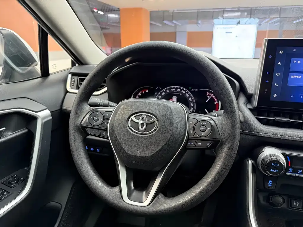 Toyota RAV4 — фото 9