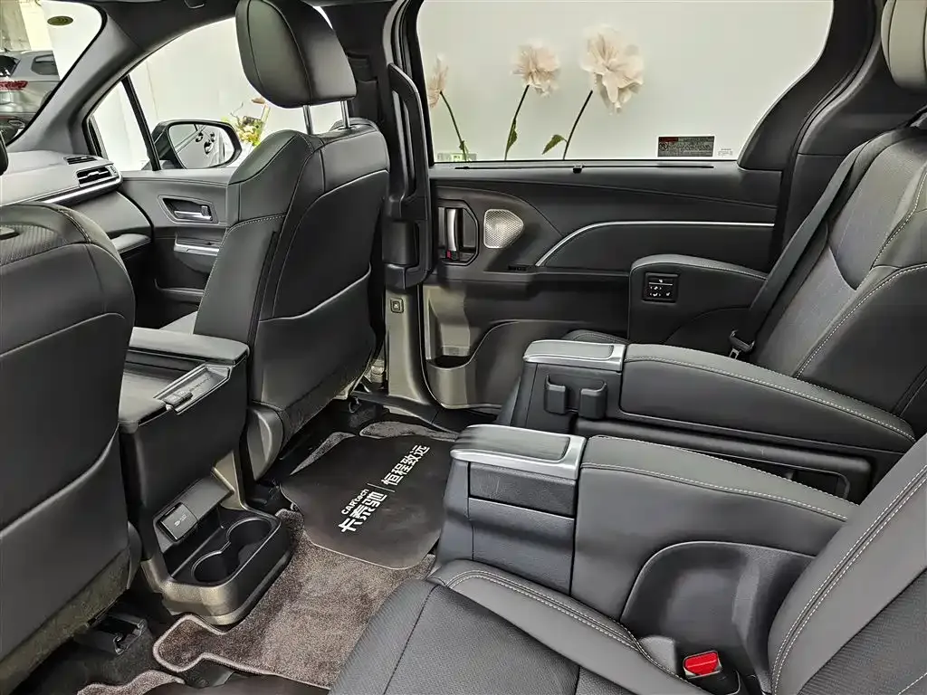 Toyota Sienna — фото 7