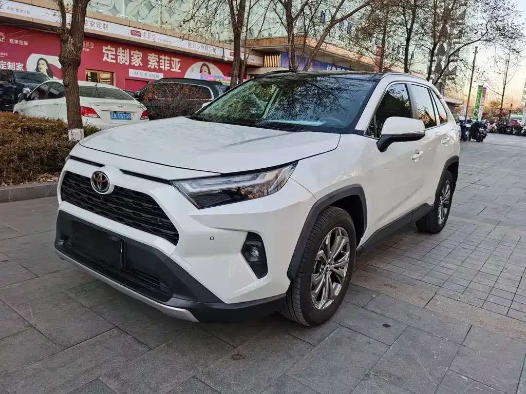 Toyota RAV4 — фото 1