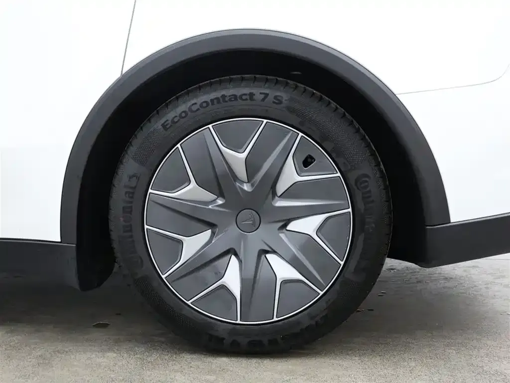 Tesla Model Y L — фото 9