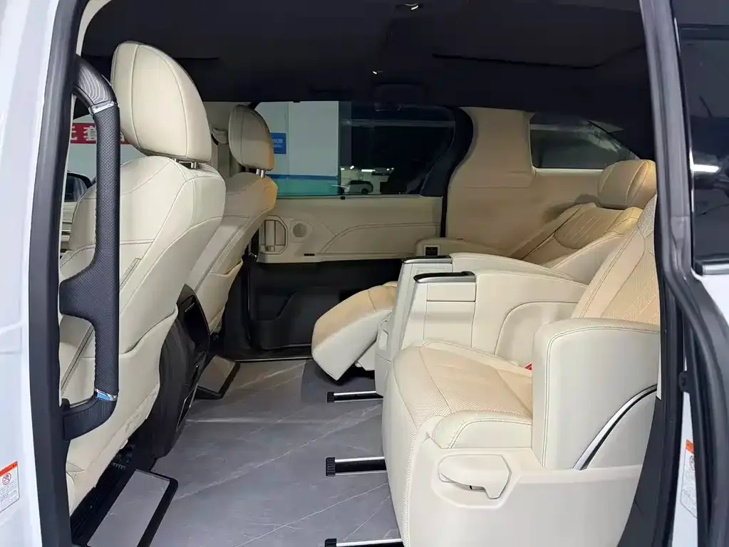Toyota Granvia — фото 6