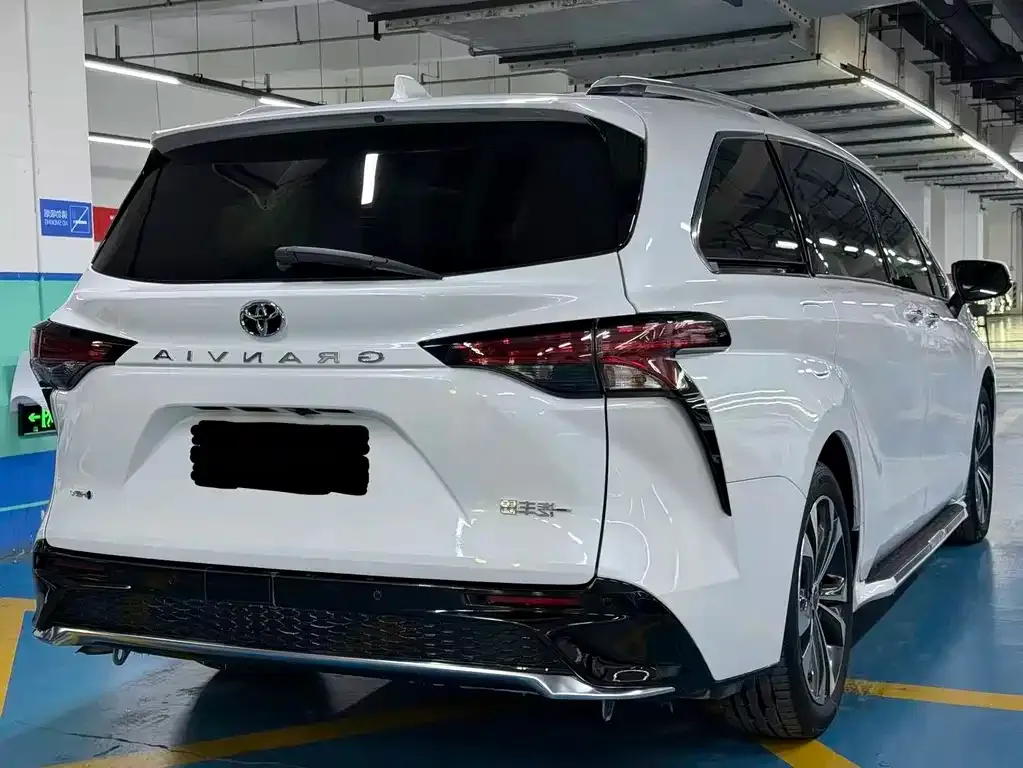 Toyota Granvia — фото 9