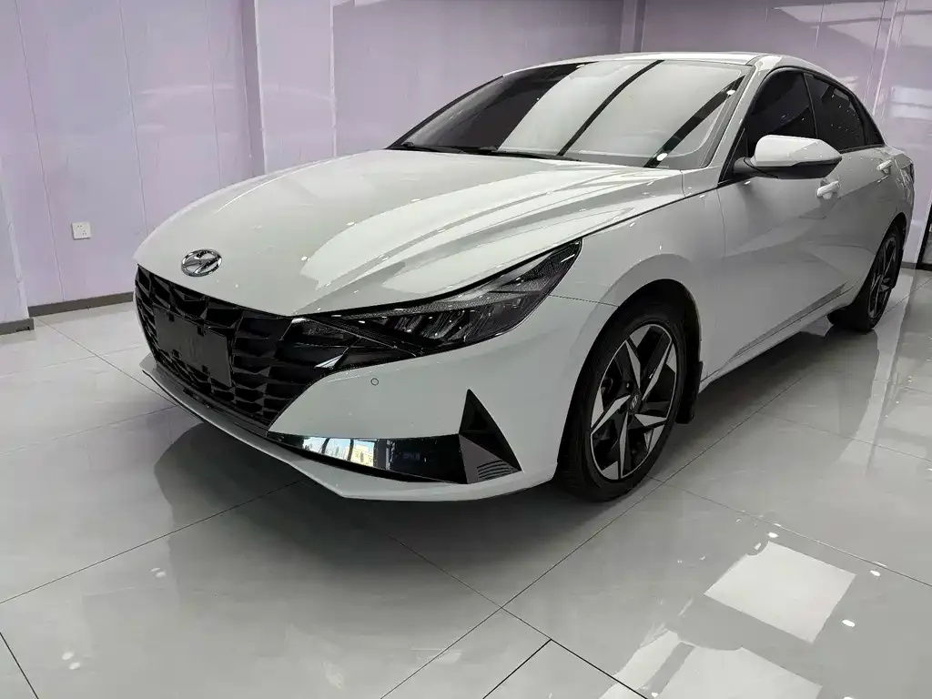 Hyundai Elantra — фото 1