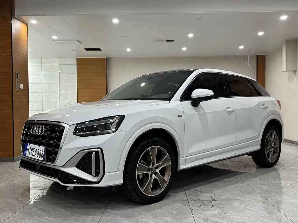 Audi Q2L — фото 1