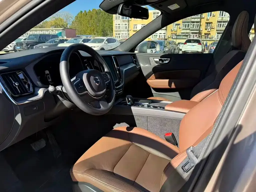 Volvo XC60 — фото 10