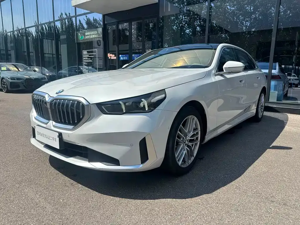 BMW 5 Series — фото 1
