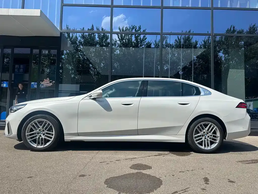 BMW 5 Series — фото 5