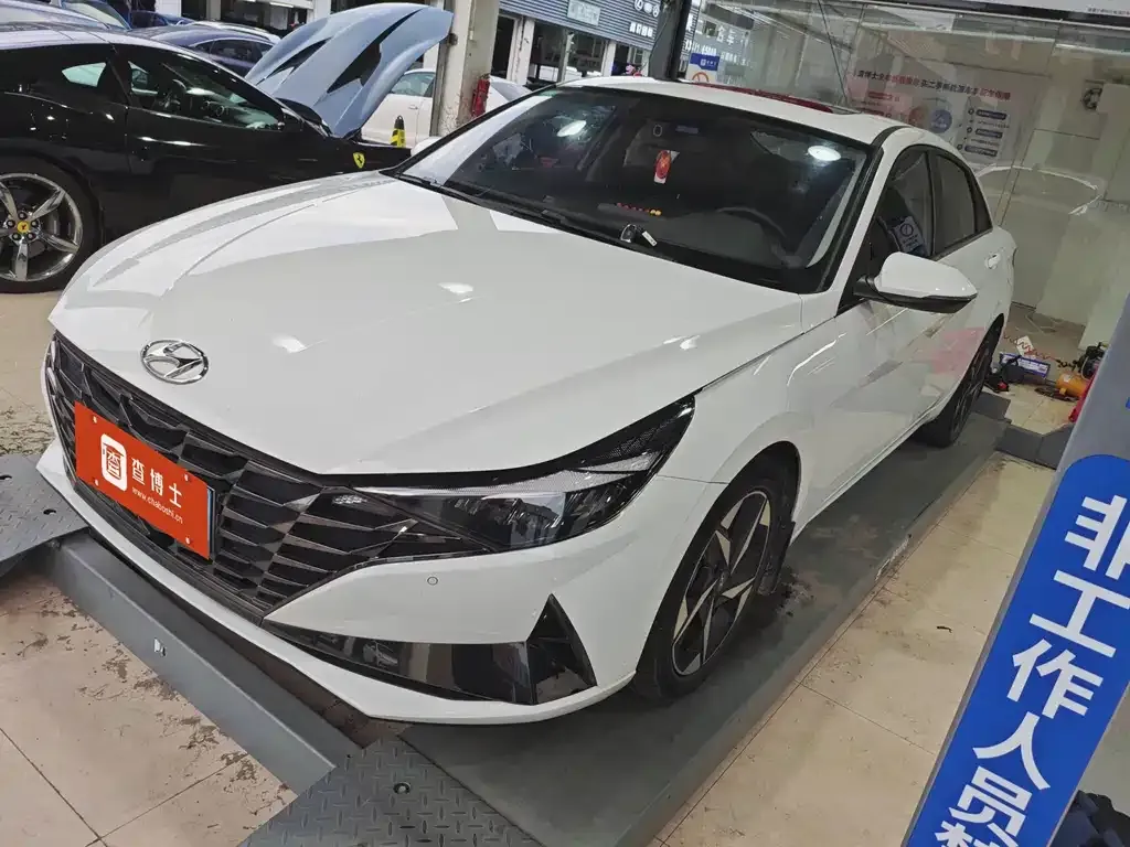 Hyundai Elantra — фото 1