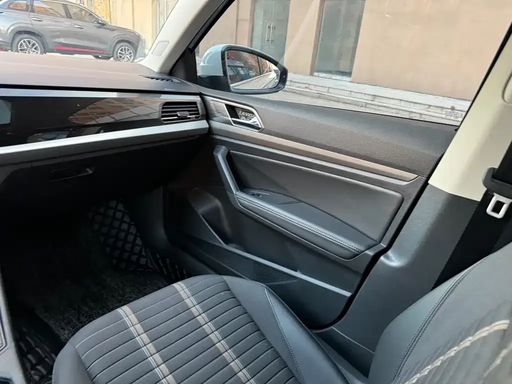 Volkswagen Lavida — фото 10