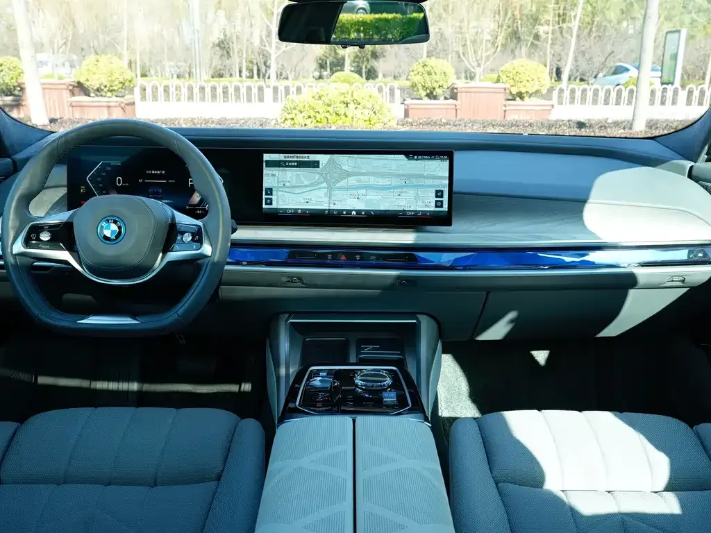 BMW i7 — фото 10