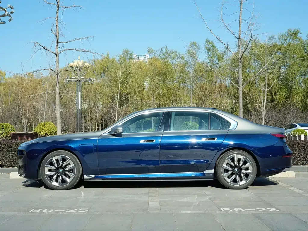 BMW i7 — фото 2